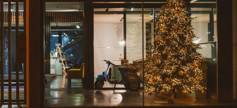 HYLINE-Christmas-with-minimalist-windows